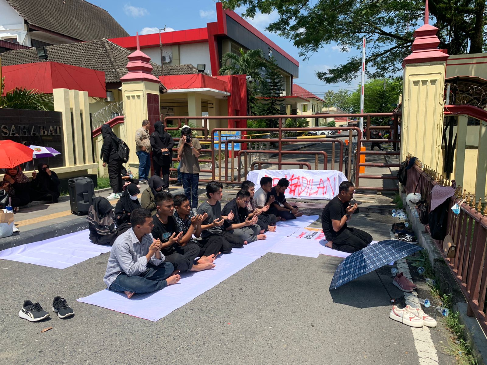 Guru honorer ketika melakukan demonstrasi di depan Markas Polda Sumut beberapa hari yang lalu.(Istimewa).