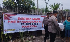 Polres Toba memberikan bantuan sosial kepada masyarakat.(Istimewa)