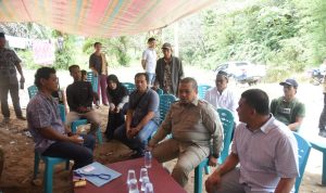 Bupati Tapsel Dolly Pasaribu saat bertakziah ke rumah korban kecelakaan lalu lintas di Desa Sironcitan Angkola Selatan, Sabtu (15/6-24). Foto : BP/Ist