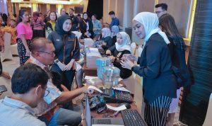 Para wajib pajak potensial saat akan membayar PBB kepada petugas. BP/erwan