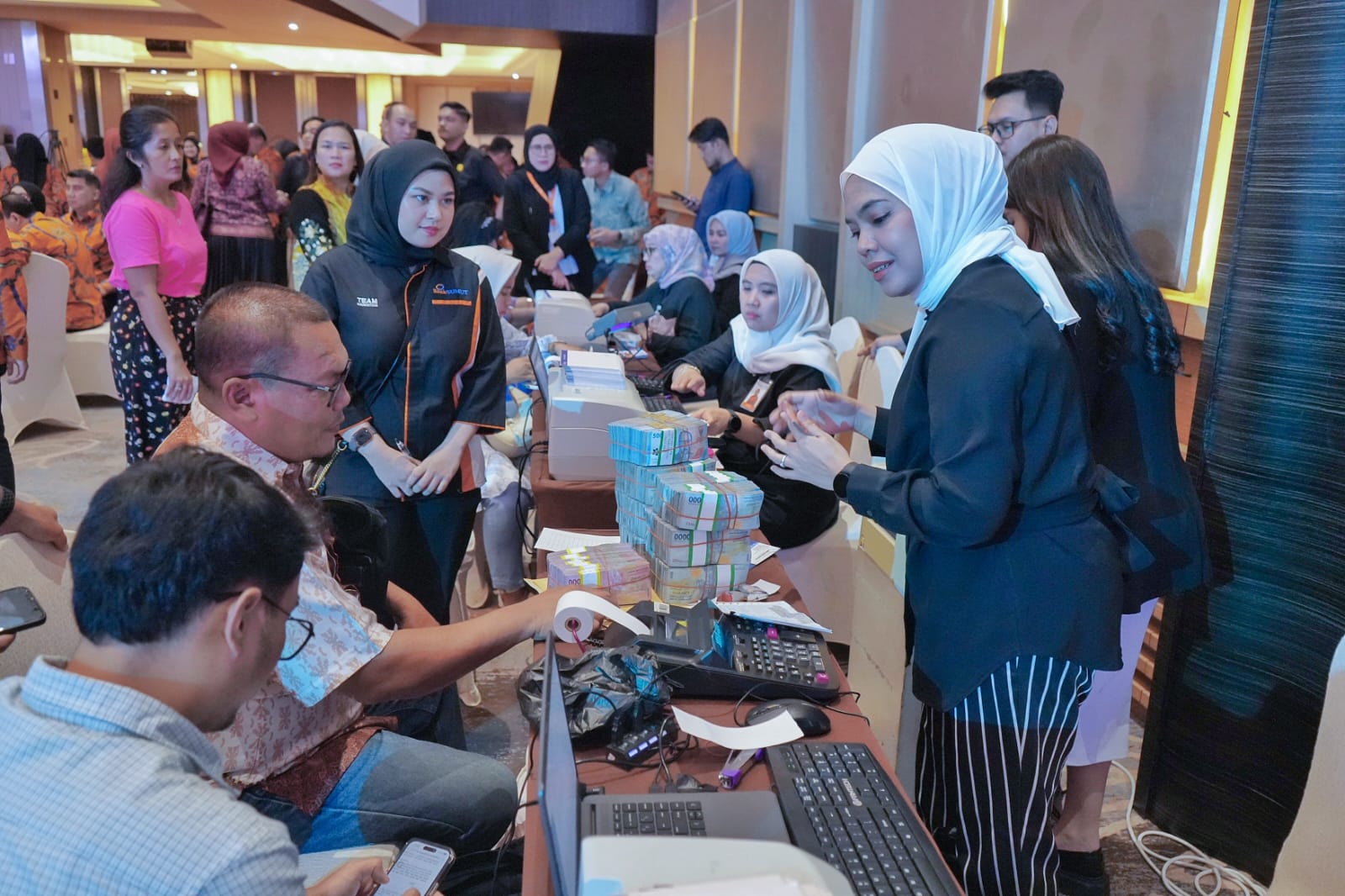 Para wajib pajak potensial saat akan membayar PBB kepada petugas. BP/erwan