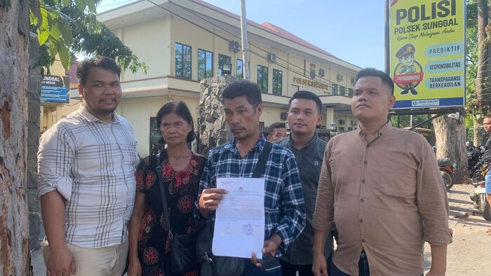 Tim kuasa hukum bersama orang tua korban.(Istimewa)