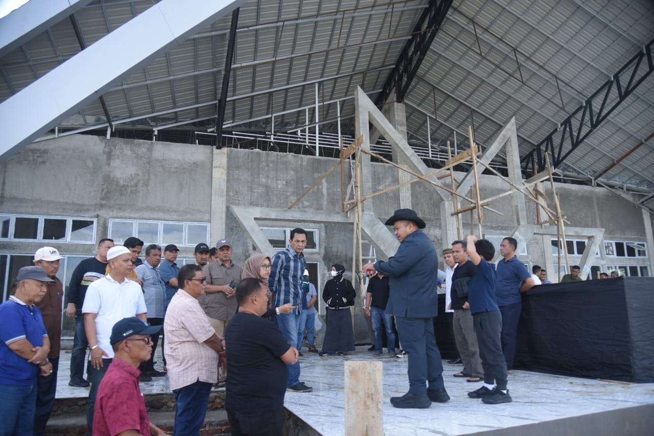 Bupati Tapsel Dolly Pasaribu saat meninjau kesiapan Gedung Astaka MTQN tingkat Provinsi Sumut di Sipirok, Minggu (16/6-24). Foto : BP/Ist