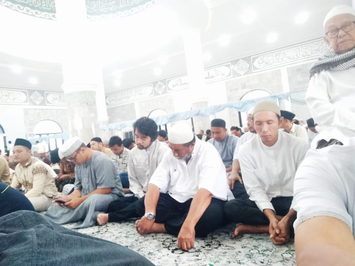Jamaah terlihat khusuk saat mendengar tausiah Idul Adha 1445 H dari KH Awaluddin Wasis di Masjid Muslimin Teladan Medan . BP/erwan