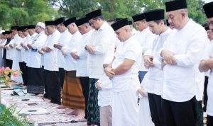 Wali Kota Medan Bobby Nasution saat sholat Idul Adha di Lapangan Komplek Tasbi I. BP/erwan