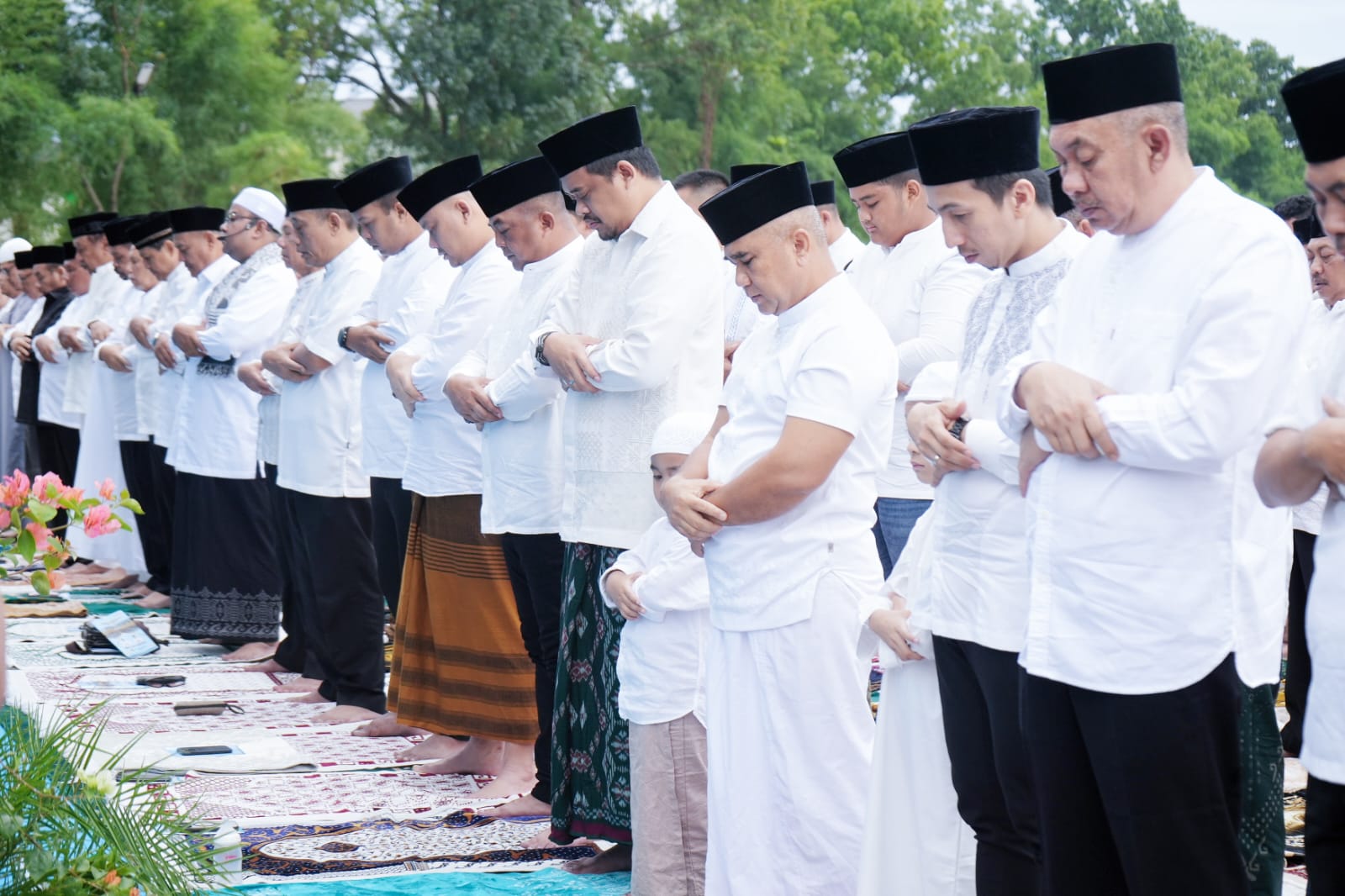 Wali Kota Medan Bobby Nasution saat sholat Idul Adha di Lapangan Komplek Tasbi I. BP/erwan