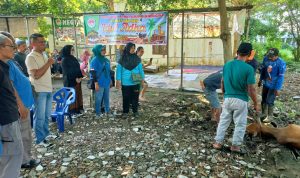 Dirut PUD Pasar Medan Suwarno saat memberikan sambutan saat pelaksanaan Qurban di Pasar Marelan, Selasa (18/6/2024). BP/erwan