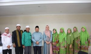 Bupati Tapsel Dolly Pasaribu dan keluarga saat bersilaturahmi dengan Ornas se-Tapsel, Selasa (18/6-24). Foto : BP/Ist