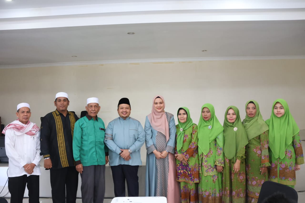 Bupati Tapsel Dolly Pasaribu dan keluarga saat bersilaturahmi dengan Ornas se-Tapsel, Selasa (18/6-24). Foto : BP/Ist