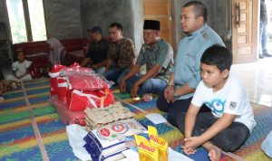 Bupati Tapsel Dolly Pasaribu saat memberikan santunan kepada keluarga korban kebakaran di Desa Huta Holbung Muaratais, Selasa (18/6-24). Foto : BP/Ist