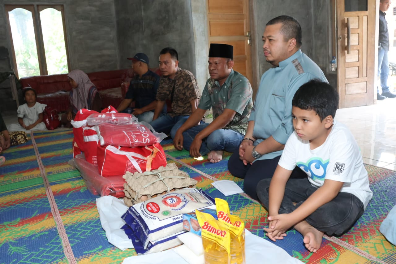 Bupati Tapsel Dolly Pasaribu saat memberikan santunan kepada keluarga korban kebakaran di Desa Huta Holbung Muaratais, Selasa (18/6-24). Foto : BP/Ist
