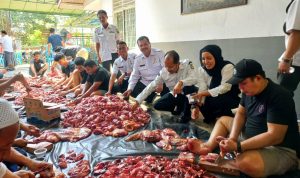 Dirut PUD Pasar Medan Suwarno didampingi jajaran Direksi, Kabag serta karyawan/ti diabadikan saat pemotongan hewan qurban di Jalan Eka Warni, Rabu (19/6) 2024).BP/erwan