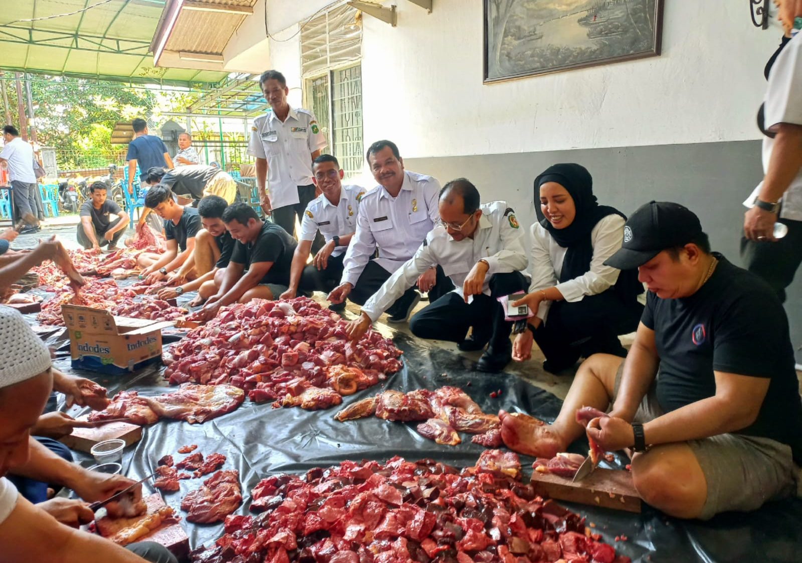 Dirut PUD Pasar Medan Suwarno didampingi jajaran Direksi, Kabag serta karyawan/ti diabadikan saat pemotongan hewan qurban di Jalan Eka Warni, Rabu (19/6) 2024).BP/erwan