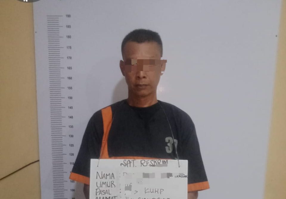Pelaku yang diamankan petugas kepolisian.(Istimewa).