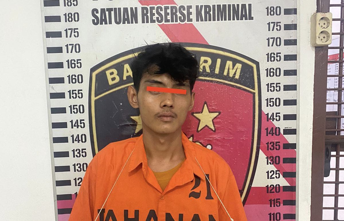 Pelaku ketika diamankan petugas kepolisian.(Istimewa).
