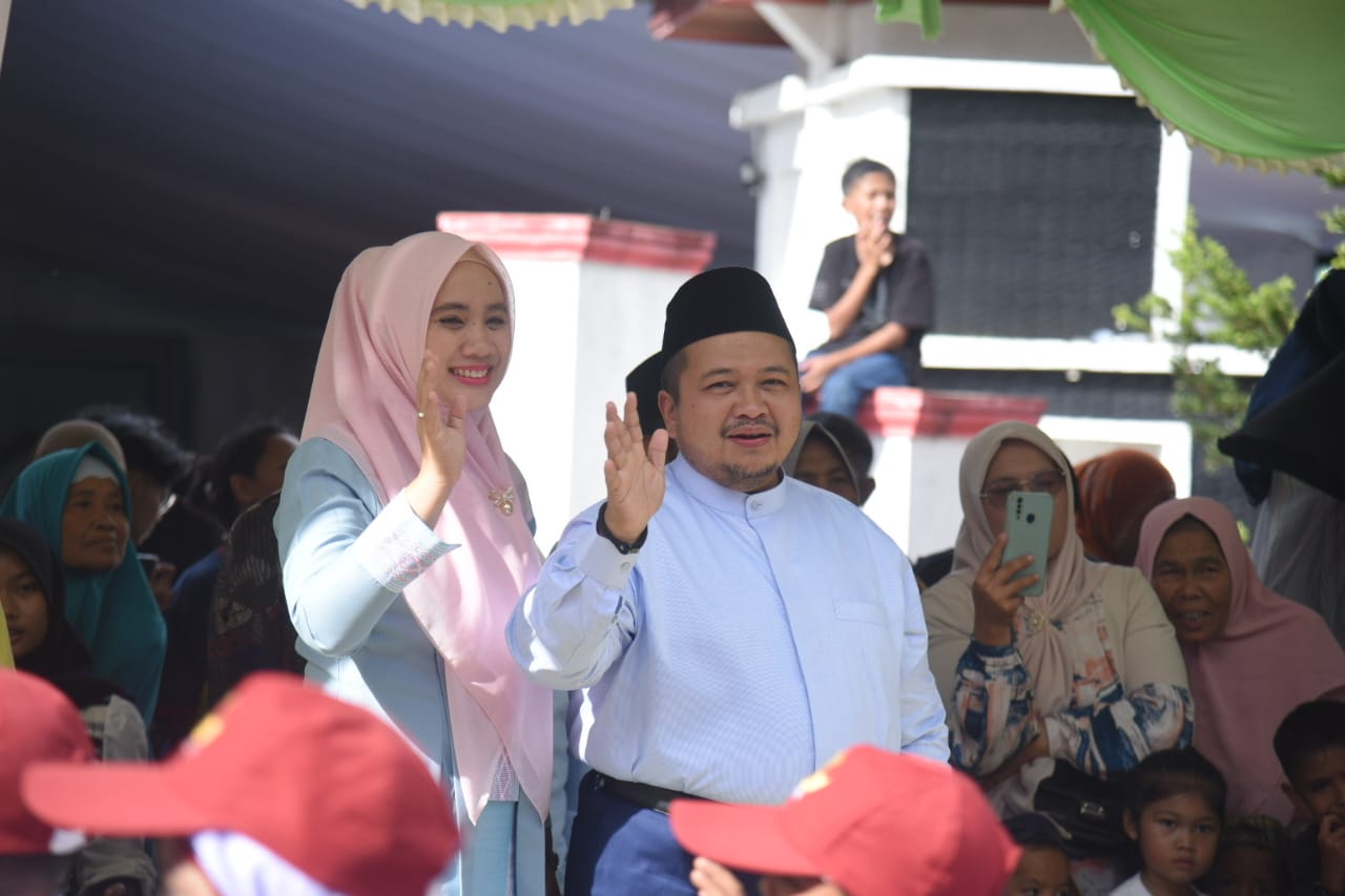 Bupati Tapsel Dolly Pasaribu dan Ketua TP PKK Ny Rosalina Dolly Pasaribu saat menerima peserta pawai ta'aruf MTQ ke-39 tibgkat Provsu di Alun-alun pasar Sipirok, Kamis (20/6-24). Foto : BP/Ist