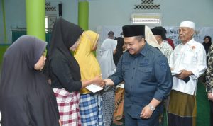 Bupati Tapsel Dolly Pasaribu saat menyerahkan ZIS kepada yang Mustahik di seluruh Kecamatan se-Tapanuli Selatan, Jum'at (21/6-24). Foto : BP/Ist