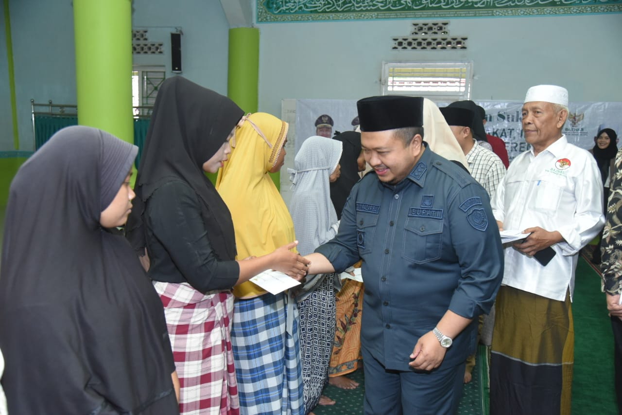 Bupati Tapsel Dolly Pasaribu saat menyerahkan ZIS kepada yang Mustahik di seluruh Kecamatan se-Tapanuli Selatan, Jum'at (21/6-24). Foto : BP/Ist