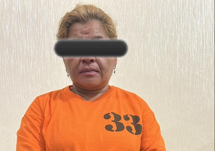 Pelaku ketika diamankan petugas kepolisian.(Istimewa).