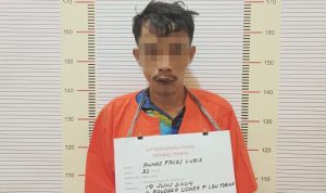 Pelaku ketika diamankan petugas kepolisian.(Istimewa).