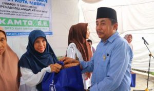 Anggota DPRD Medan Sukamto saat sosialisasi Perda. BP/erwan