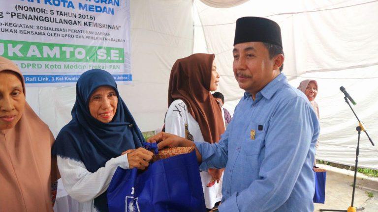 Anggota DPRD Medan Sukamto saat sosialisasi Perda. BP/erwan