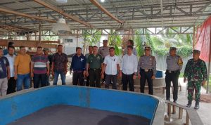 Pihak kepolisian, TNI dan pemerintah daerah setempat menggerebek lokasi perjudian di Desa Pari.(Istimewa).