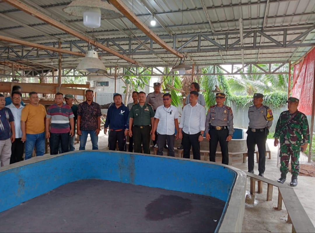 Pihak kepolisian, TNI dan pemerintah daerah setempat menggerebek lokasi perjudian di Desa Pari.(Istimewa).