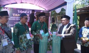 Bupati Tapsel Dolly Pasaribu saat memberikan bantuan Karpet ke pengurus Masjid Taqwa Muhammadiyah Ilyas Nur Sayurmatinggi, Minggu (23/6-24). Foto : BP/Ist