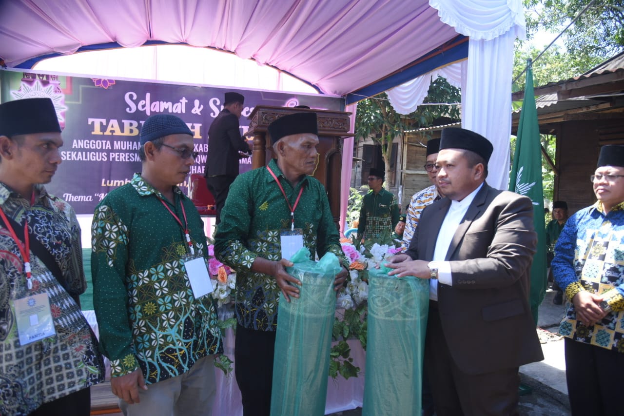Bupati Tapsel Dolly Pasaribu saat memberikan bantuan Karpet ke pengurus Masjid Taqwa Muhammadiyah Ilyas Nur Sayurmatinggi, Minggu (23/6-24). Foto : BP/Ist