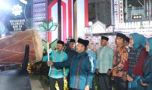 Sekdaprovsu Arief S Trinugroho bersama Bupati Tapsel Dolly Pasaribu saat menabuh Beduq tanda dimulainya MTQ ke-39 tibgkat Provsu, Sabtu (22/6-24) malam. Foto : BP/Ist