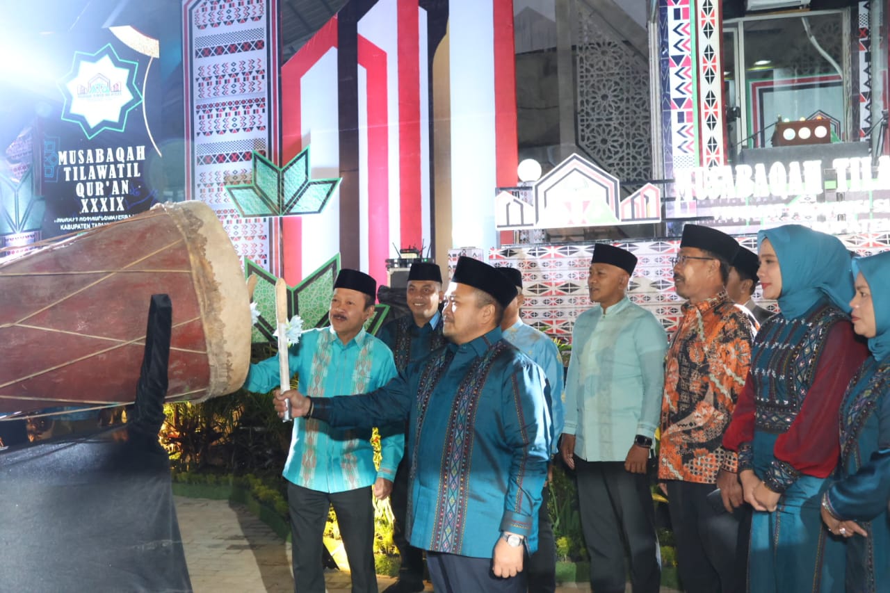 Sekdaprovsu Arief S Trinugroho bersama Bupati Tapsel Dolly Pasaribu saat menabuh Beduq tanda dimulainya MTQ ke-39 tibgkat Provsu, Sabtu (22/6-24) malam. Foto : BP/Ist
