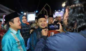 Bupati Tapsel Dolly Pasaribu bersama Sekdaprovsu saat memberikan keterangan dalam menyahuti keluhan warga terkait kerusakan jalan, Sabtu (22/6-24) malam di Astaka MTQ ke-39 tingkat Provsu di Sipirok. Foto : BP/Ist