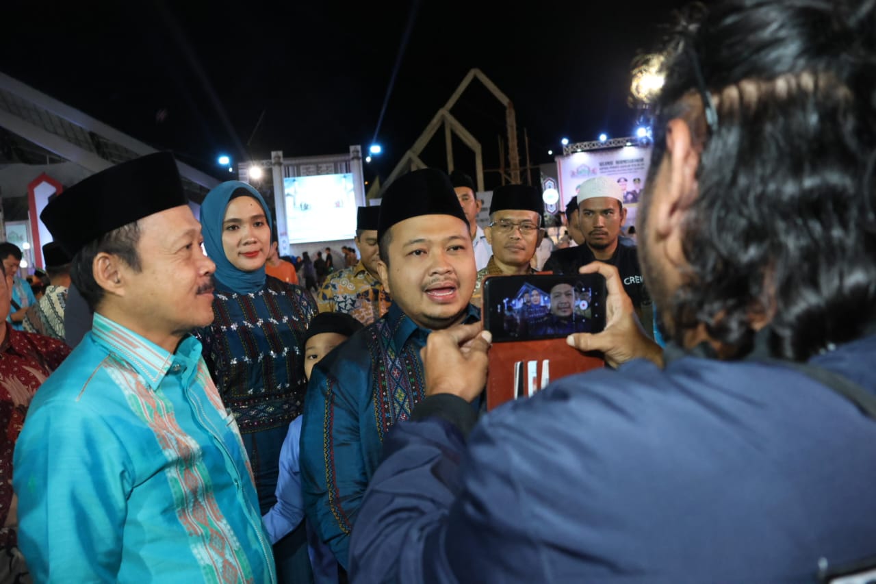 Bupati Tapsel Dolly Pasaribu bersama Sekdaprovsu saat memberikan keterangan dalam menyahuti keluhan warga terkait kerusakan jalan, Sabtu (22/6-24) malam di Astaka MTQ ke-39 tingkat Provsu di Sipirok. Foto : BP/Ist