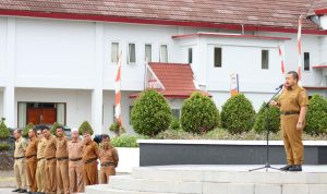Bupati Tapsel Dolly Pasaribu saat pimpin apel pagi gabungan ASN di komplek perkantoran Pemkab Tapsel, Jalan Prof Lafran Pane Sipitok, Senin (24/6-24). Foto : BP/Ist