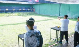 Pj Sekda Medan Topan Ginting saat menembak diajang Lomba menembak Kapolda Cup di Lapangan Perbakin Sumut Jalan Beringin Raya, Kecamatan Medan Helvetia, Minggu (23/6/2024). BP/erwan