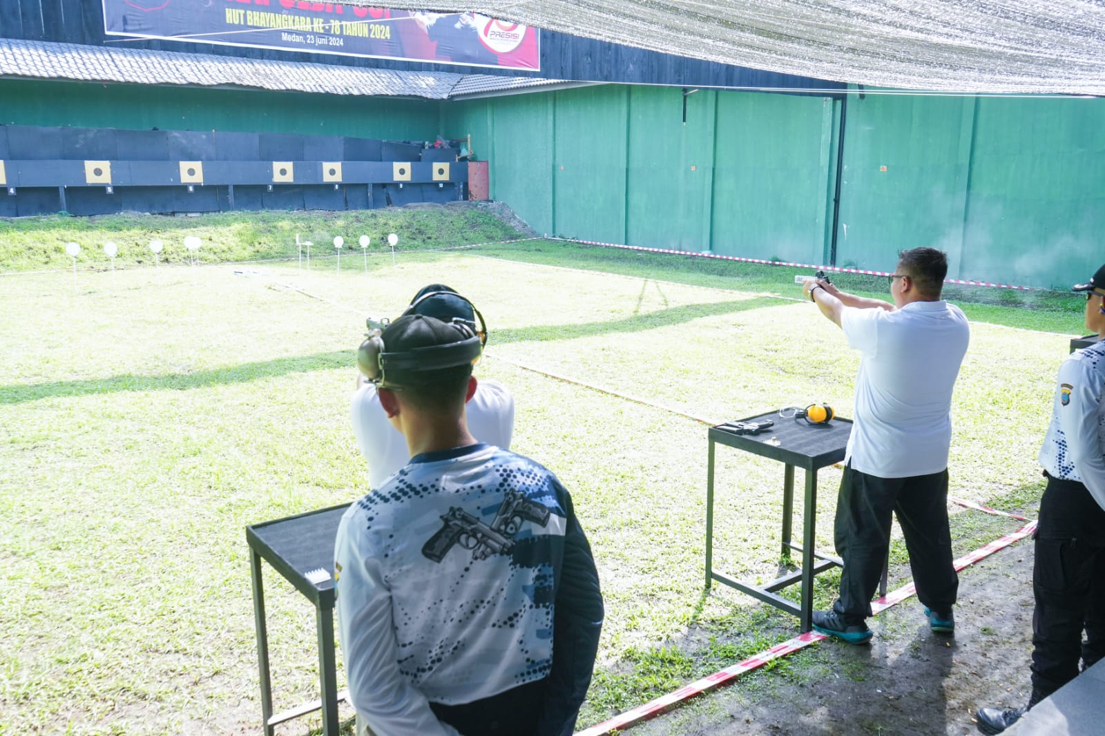 Pj Sekda Medan Topan Ginting saat menembak diajang Lomba menembak Kapolda Cup di Lapangan Perbakin Sumut Jalan Beringin Raya, Kecamatan Medan Helvetia, Minggu (23/6/2024). BP/erwan
