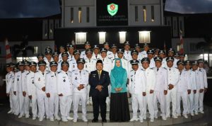 Bupati Tapsel Dolly Pasaribu dan Ketua TP PKK Ny Rosalina Dolly Pasaribu foto bersama dengan para Kades yang baru dikukuhkan masa perpanjangan jabatan Kades selama 2 tahun, Senin (24/6-24). Foto : BP/Ist