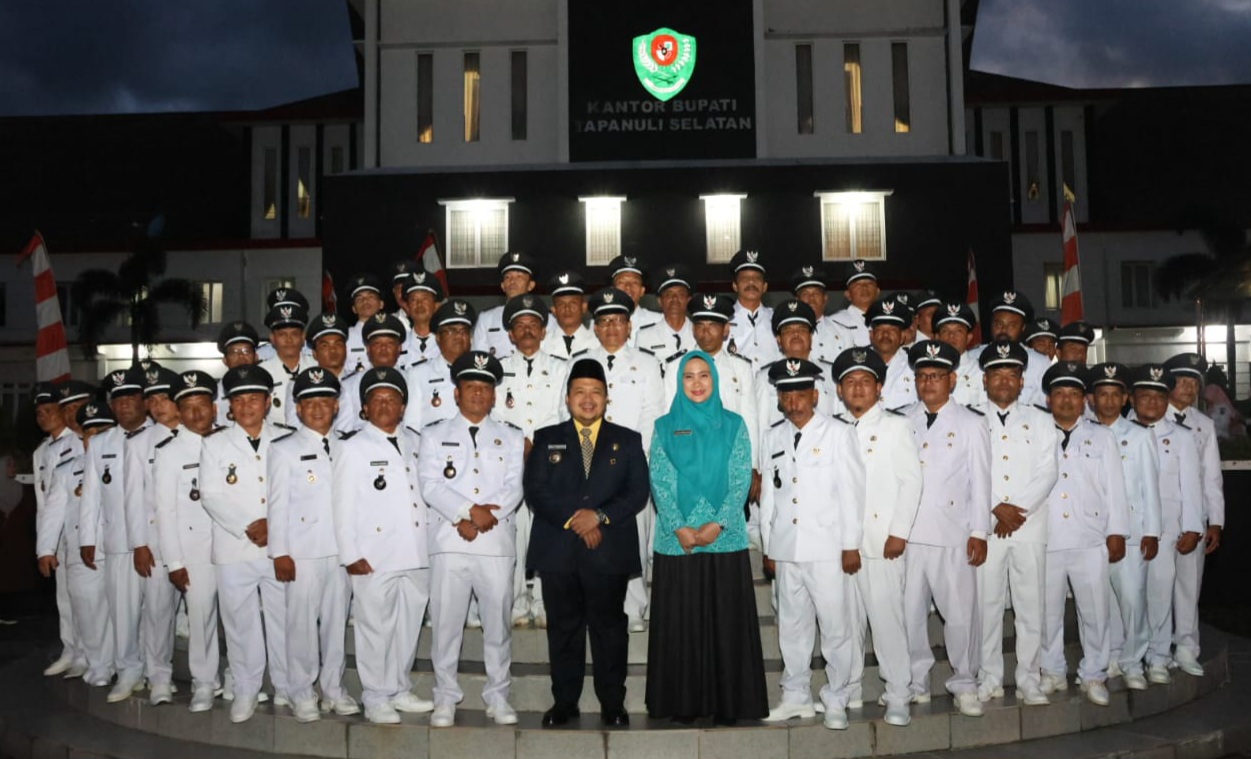 Bupati Tapsel Dolly Pasaribu dan Ketua TP PKK Ny Rosalina Dolly Pasaribu foto bersama dengan para Kades yang baru dikukuhkan masa perpanjangan jabatan Kades selama 2 tahun, Senin (24/6-24). Foto : BP/Ist