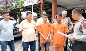 Kepolisian ketika menginterogasi kedua pelaku.(Istimewa).