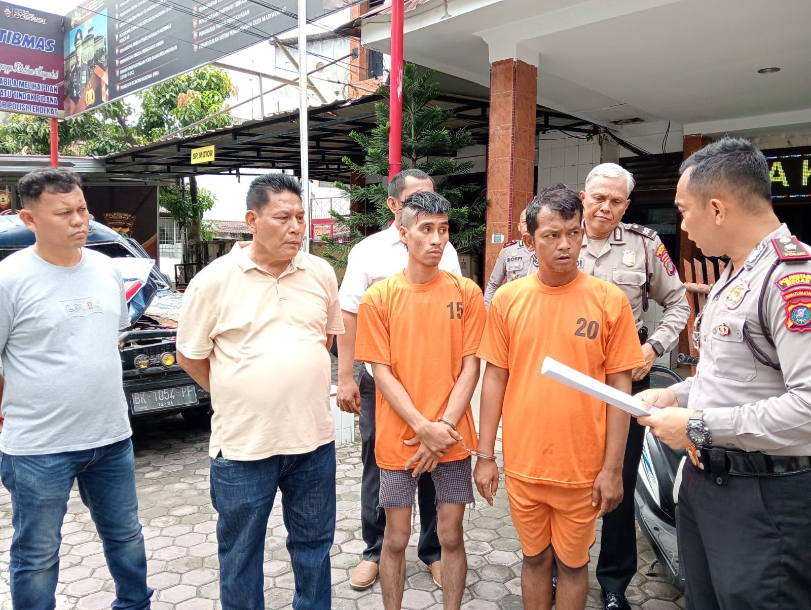 Kepolisian ketika menginterogasi kedua pelaku.(Istimewa).