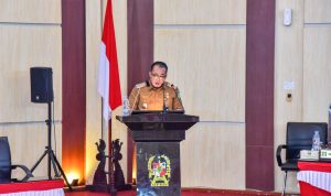 Wali Kota Medan diwakili Wakil Wali Kota Medan Aulia Rachman saat menjelaskan Ranperda tentang perubahan Perda ketenagakerjaan. BP/EI)