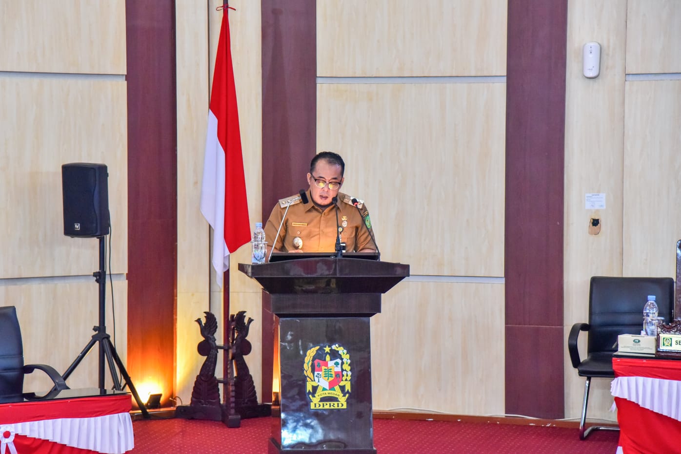 Wali Kota Medan diwakili Wakil Wali Kota Medan Aulia Rachman saat menjelaskan Ranperda tentang perubahan Perda ketenagakerjaan. BP/EI)