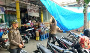 Dirut PUD Pasar Medan Suwarno langsung turun ke lapangan melakukan penataan dan kebersihan di seputaran Pasar Petisah. BP/erwan