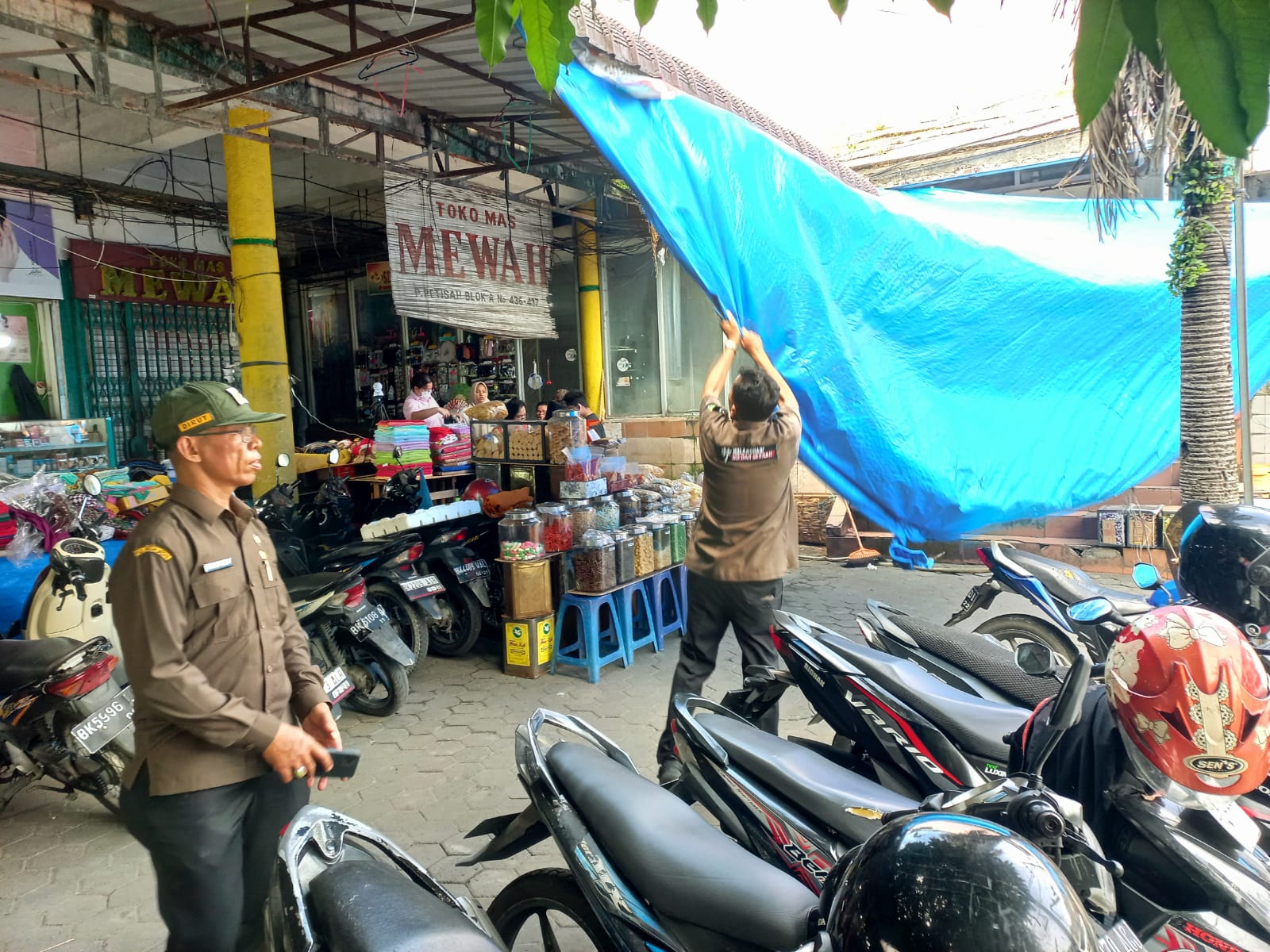 Dirut PUD Pasar Medan Suwarno langsung turun ke lapangan melakukan penataan dan kebersihan di seputaran Pasar Petisah. BP/erwan