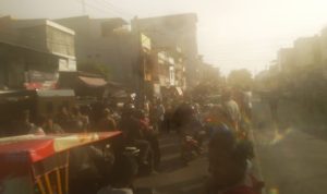 Petugas Muspika Medan Area dan Satpol PP saat menertibkan PKL Pasar Sukaramai Medan. BP/erwan