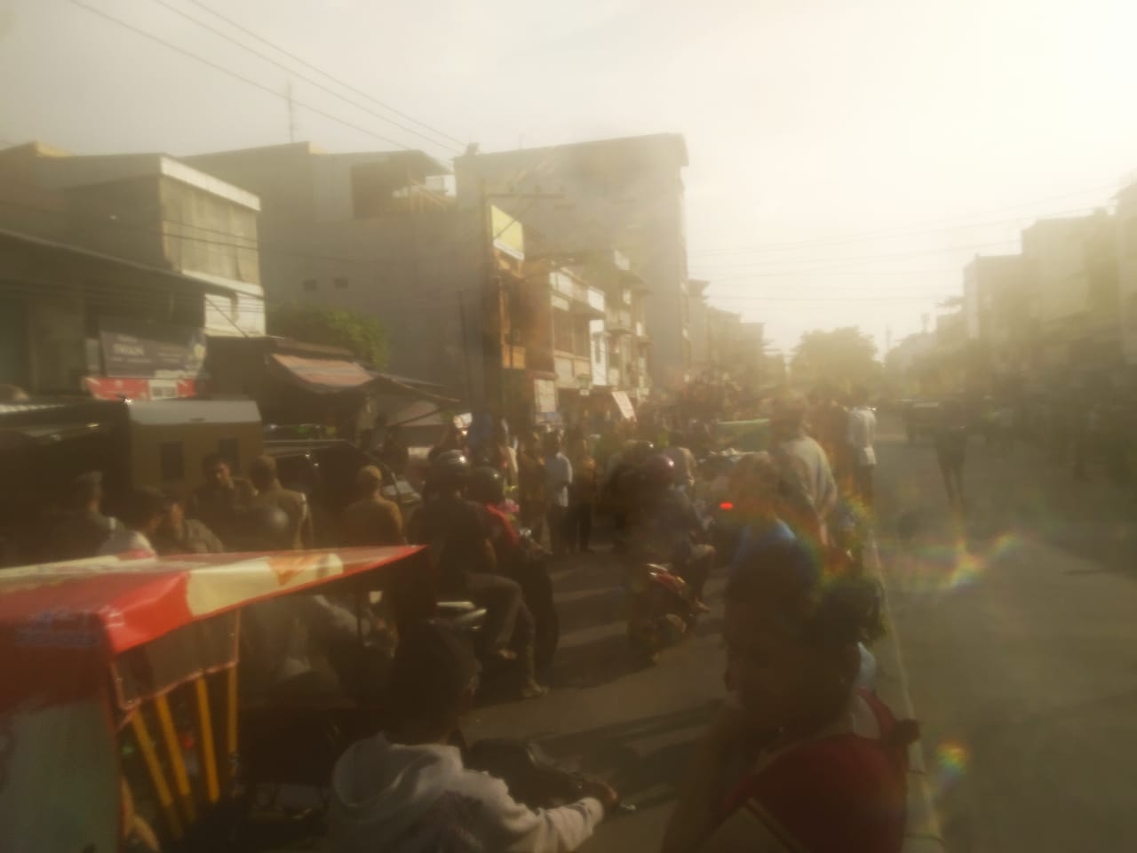 Petugas Muspika Medan Area dan Satpol PP saat menertibkan PKL Pasar Sukaramai Medan. BP/erwan