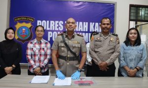 Petugas kepolisian ketika memberikan keterangan kepada sejumlah awak media.(Istimewa).