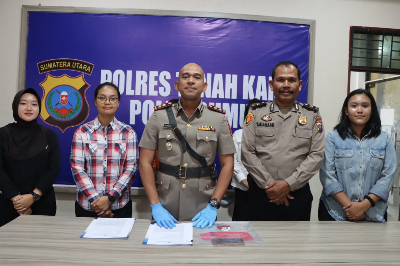 Petugas kepolisian ketika memberikan keterangan kepada sejumlah awak media.(Istimewa).