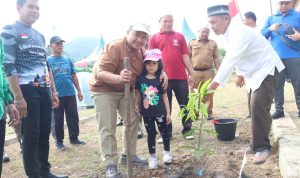 Bupati Tapsel Dolly Pasaribu saat melakukan Penanaman Pohon pada peringatan Hari Lingkungan Hidup Sedunia di Desa Simarpinggan Kecamatan Angsel, Selasa (25/6-24). Foto : BP/Ist